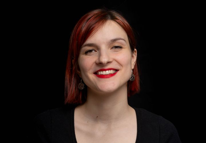 Une jeune femme prend la pose avec un magnifique sourire.